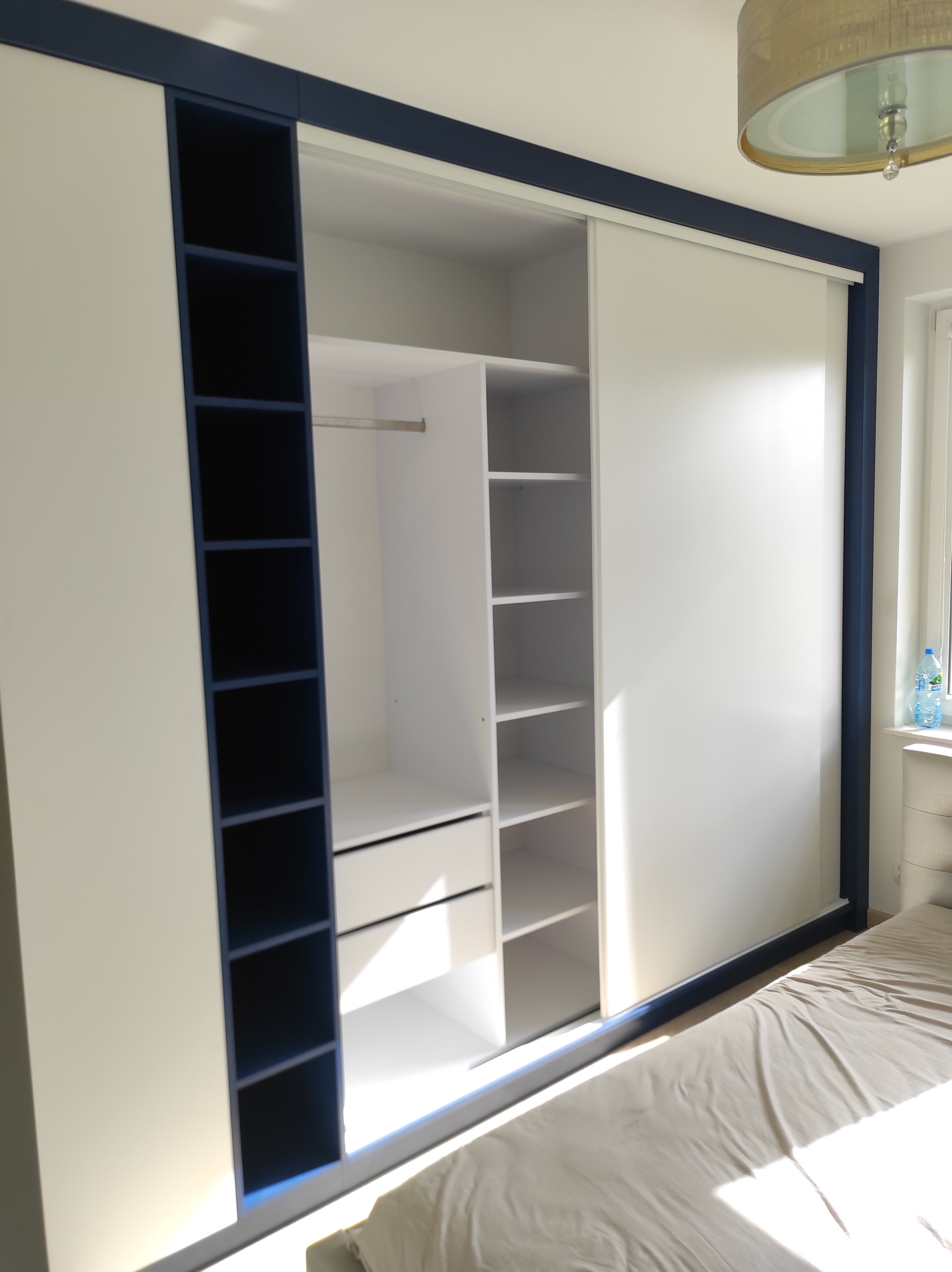 Zabudowa ściany szafa w sypialni