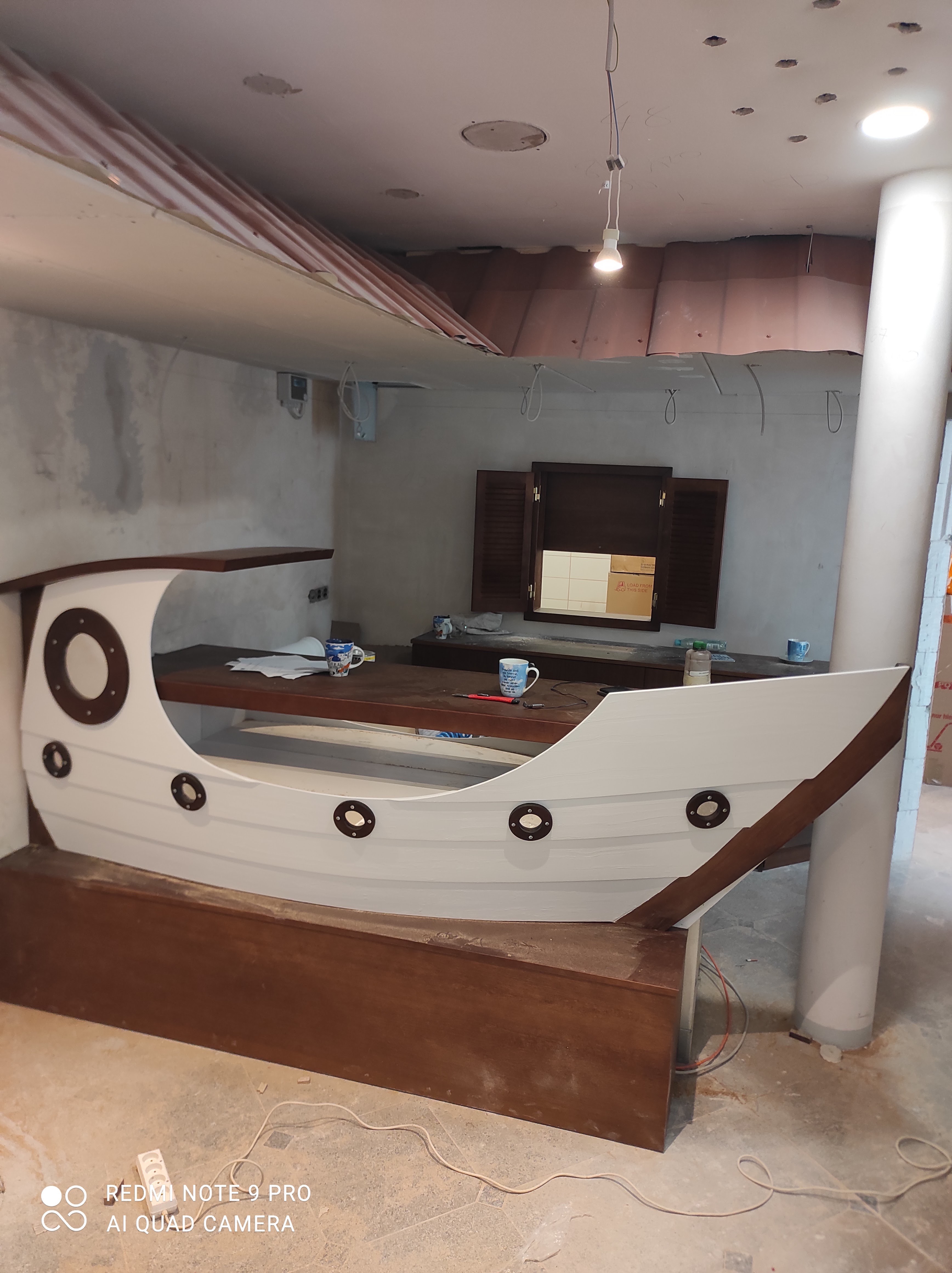 Lada recepcyjna z drewna