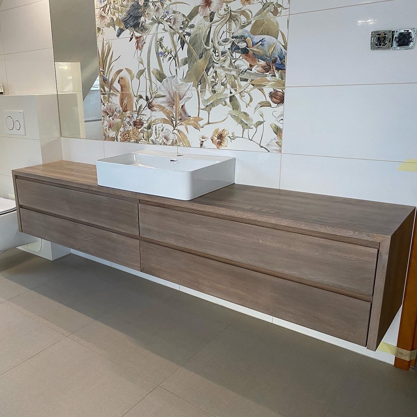 Szafka łazienkowa wykonana z drewna